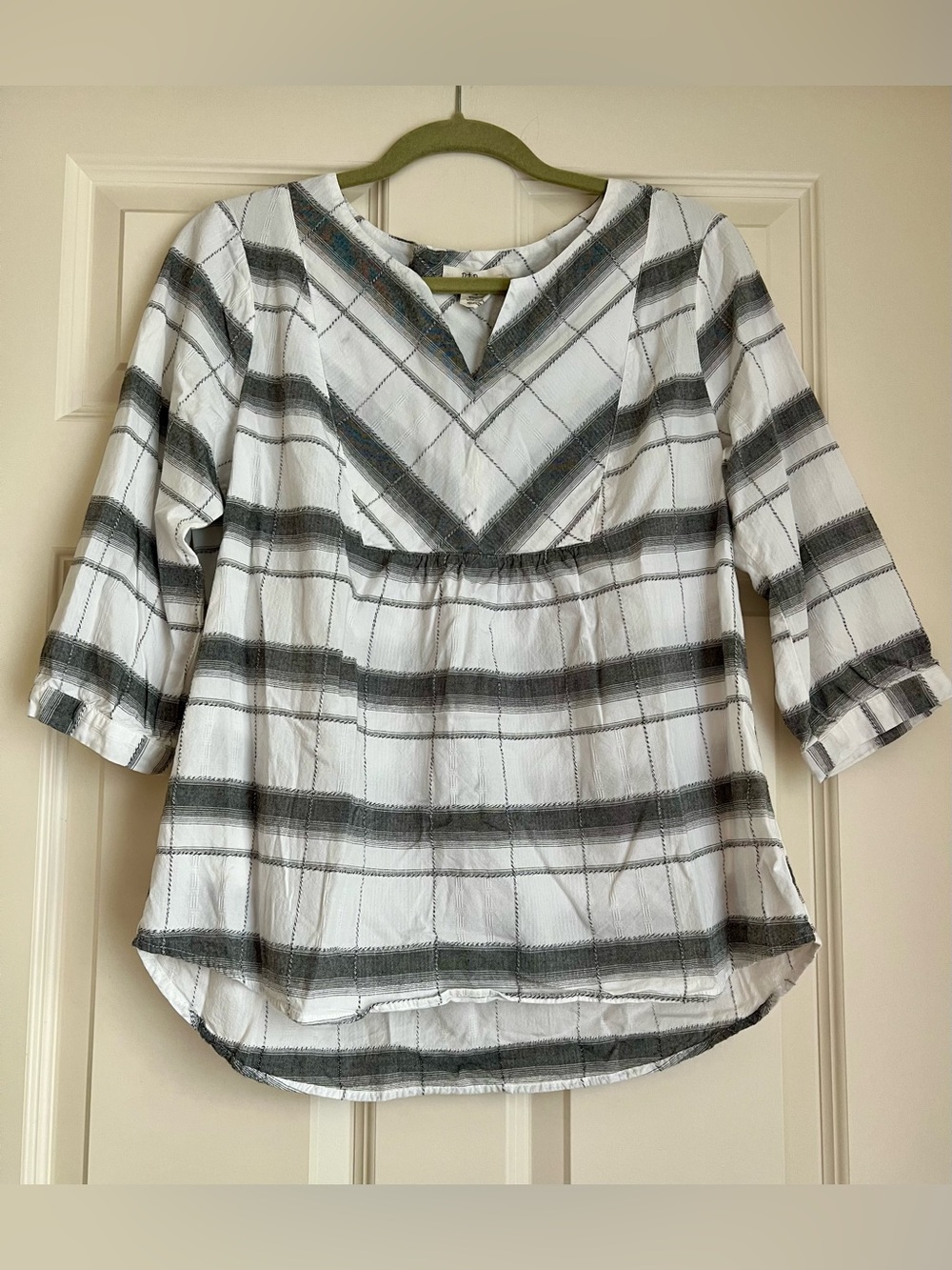 Peyton Primrose Women's White and Gray Plaid V-Neck Top L